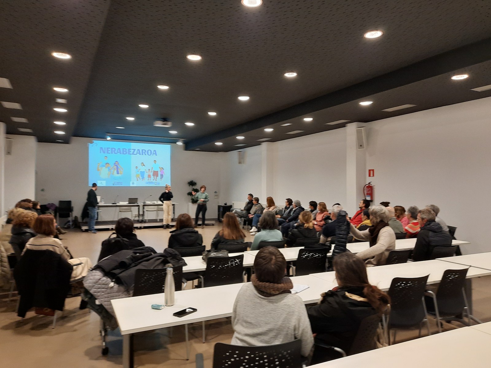 Herriko nerabeen 40 guraso inguru bildu ziren nerabezaroaz hitz egiteko atzo