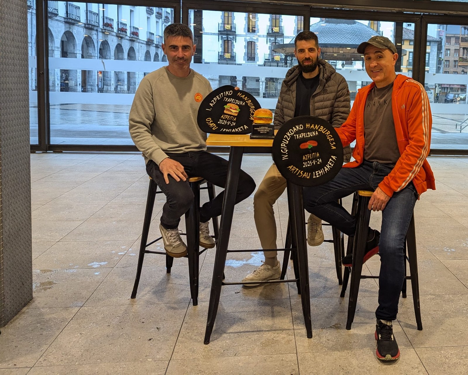 Herriko zein tabernak irabaziko ote du hanburgesa formako garaikurra? Zein harategirena ote haragi onena?