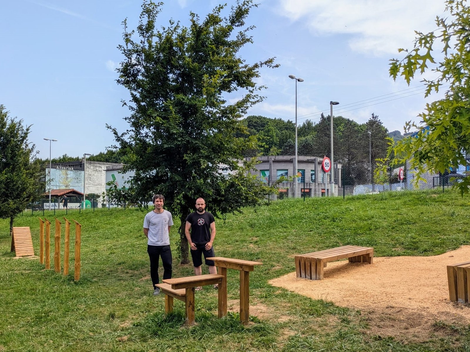 Hiru gune, txakurrak jolasean solte ibiltzeko