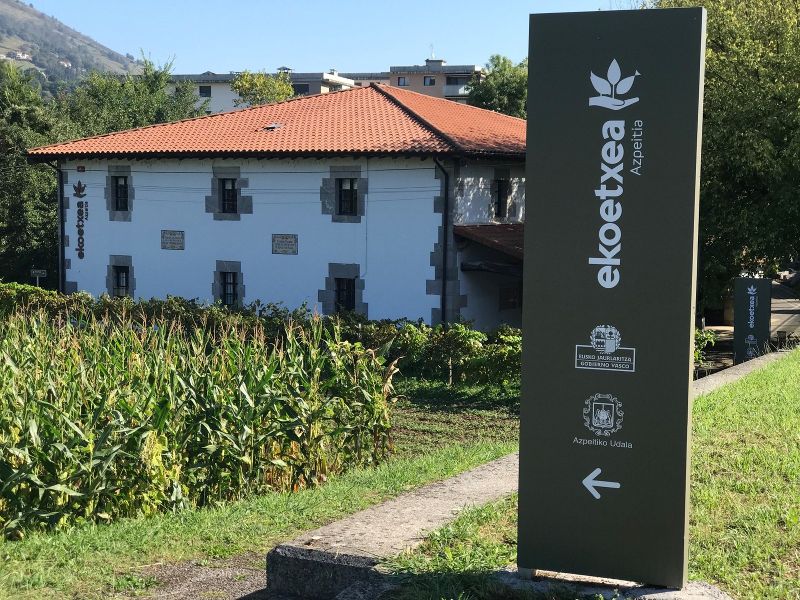 Hiru lan eskaintzaren deialdiak egin ditu udalak