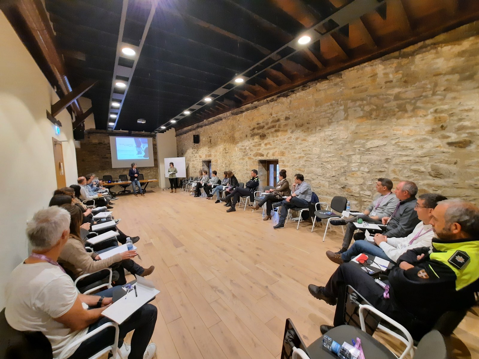 Indarkeria matxista kasuetan arreta hobetzeko formazio saioa egiten ari dira Basazabalen