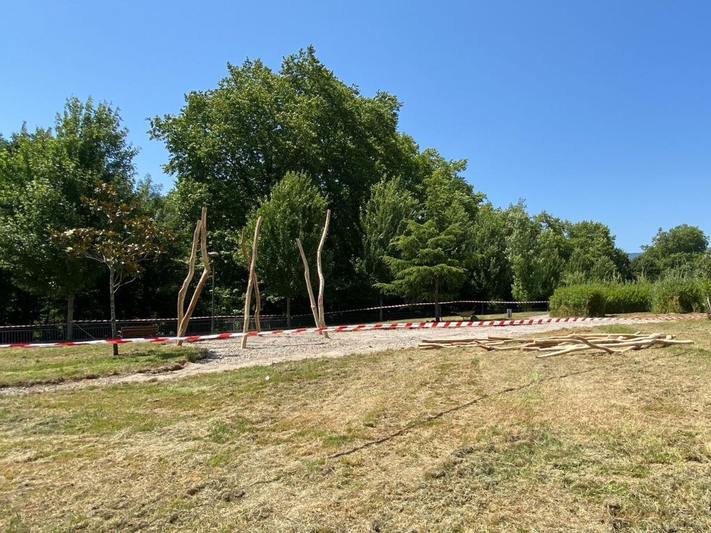 Itzalguneekin eta esertzeko mahaiekin osatuko dute zumitzezko parkea