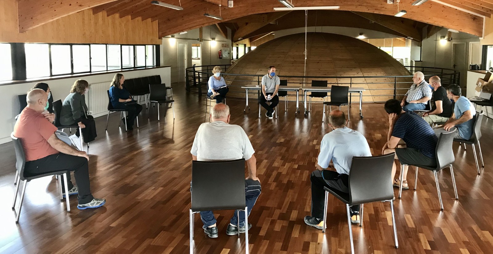 Izarraitzen azken aldian ardiek jasandako erasoak direla eta, txakurrak mendian ere lotuta eraman behar direla gogorarazi dute