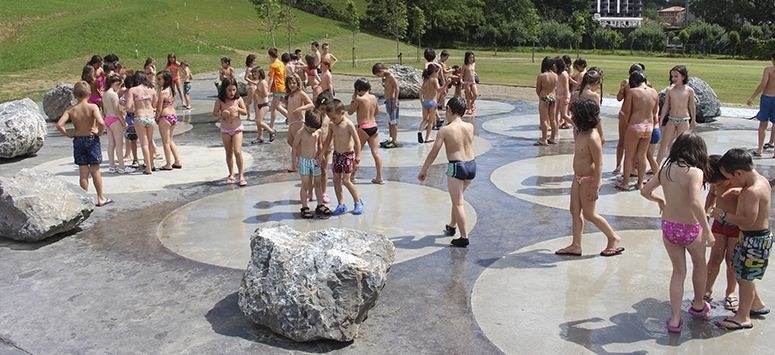 Izarraizko atea parkeko ur-txorroak zabalik dira