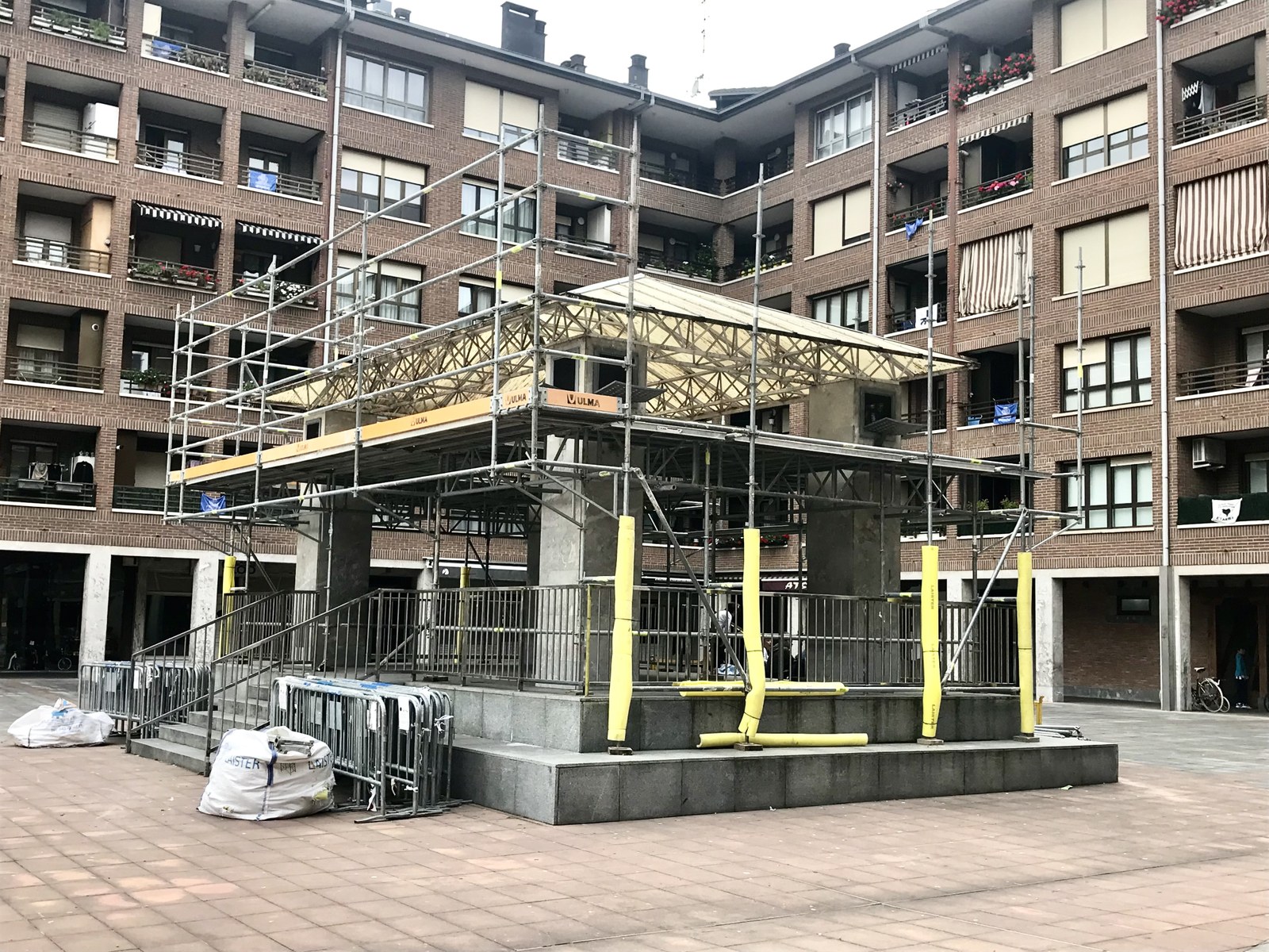 Jose Antonio Agirre Plazako kioskoari teilatu berria egiteko lanak abian dira