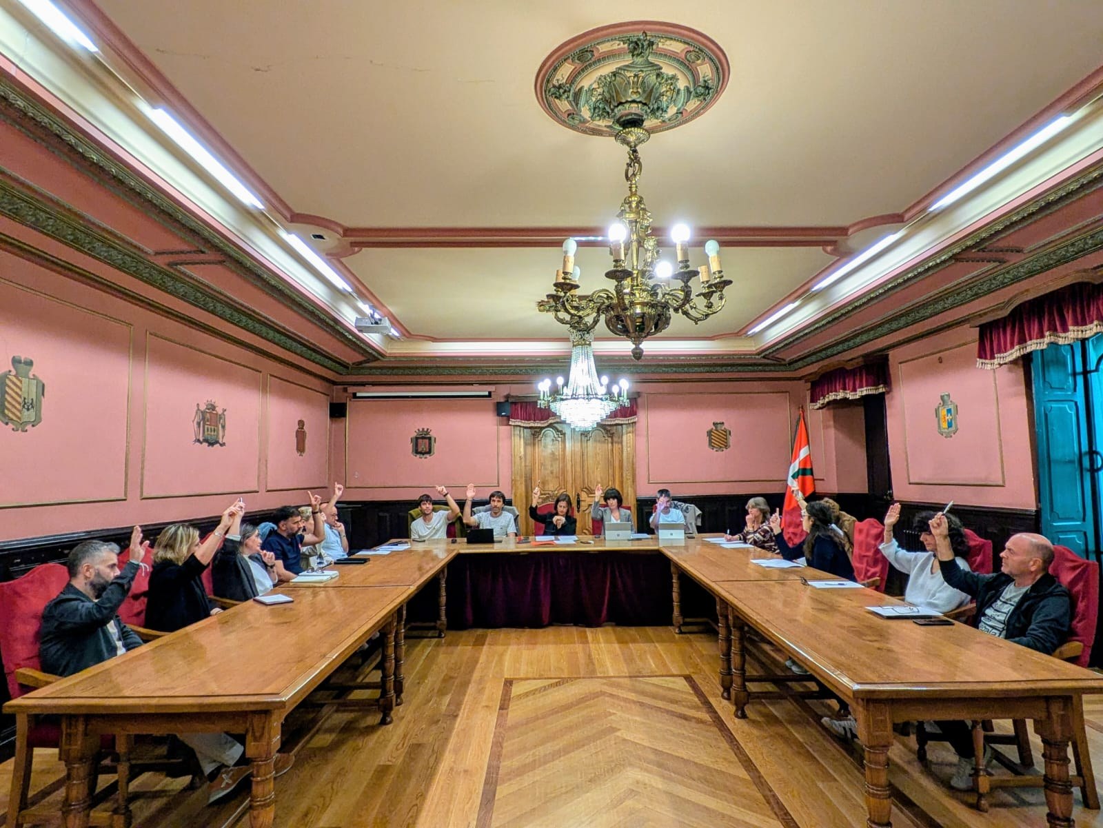 “Kalitatezko zerbitzu publikoak eskaintzen jarraitzeko”,  %2 igoko dira zergak, tasak eta prezio publikoak