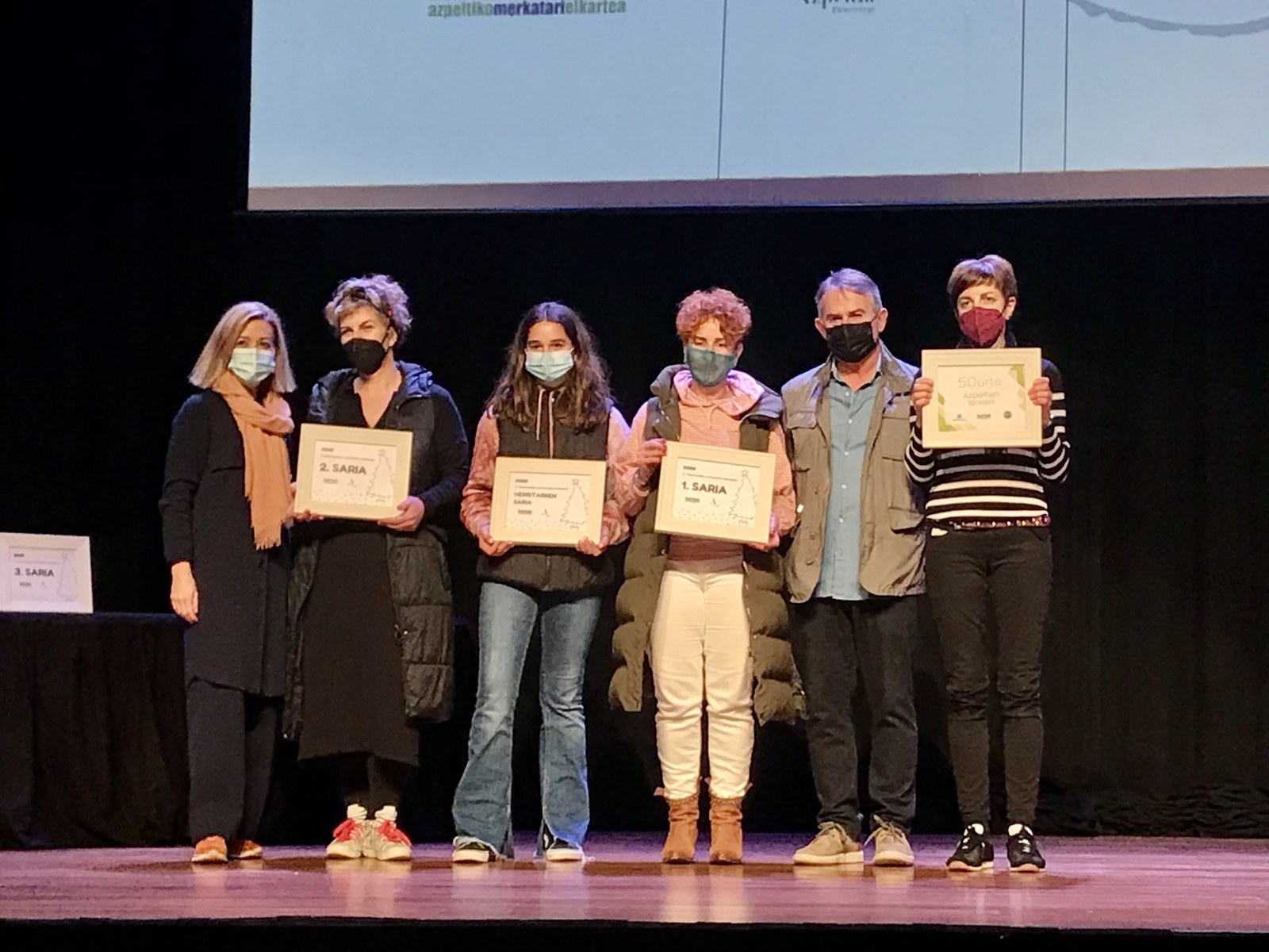 Kiribil, Kotoi eta Trapos denden erakusleihoak, dotoreenak