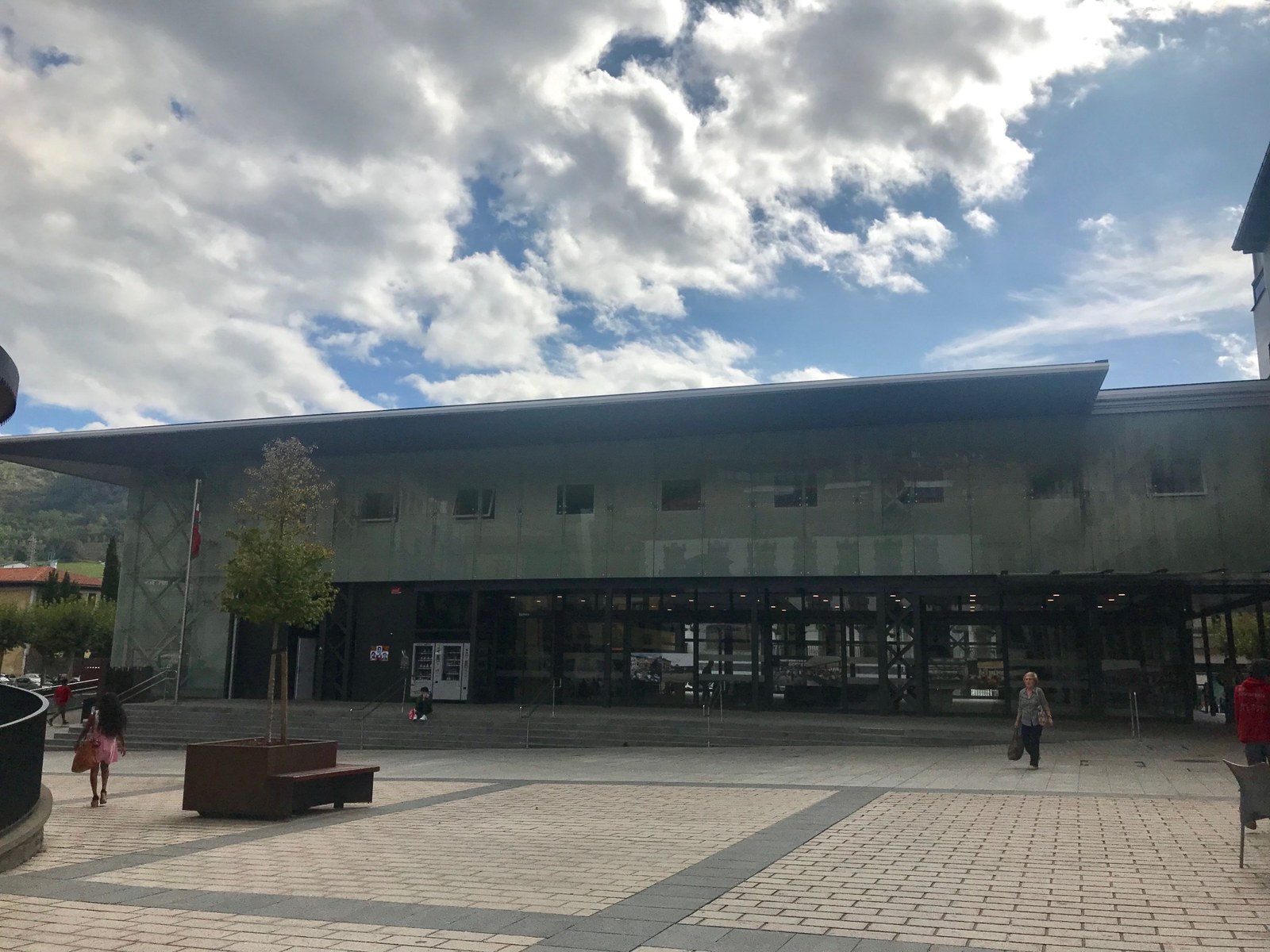 Klima larrialdiaz ohartarazteko, Azoka Plazako argirik ez da piztuko gaur