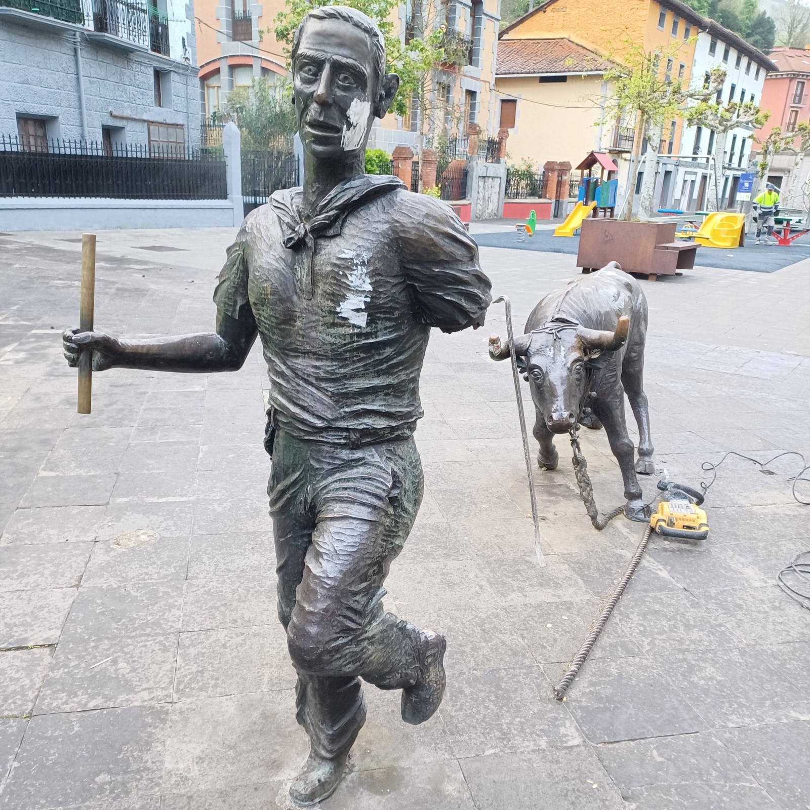 Konpontzera eraman dute sokamuturrari eskainitako brontzezko eskultura