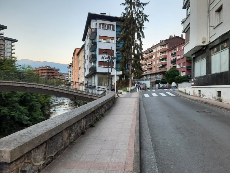 Lanen eraginez, itxita egongo da anbulatorio ondoko zubia