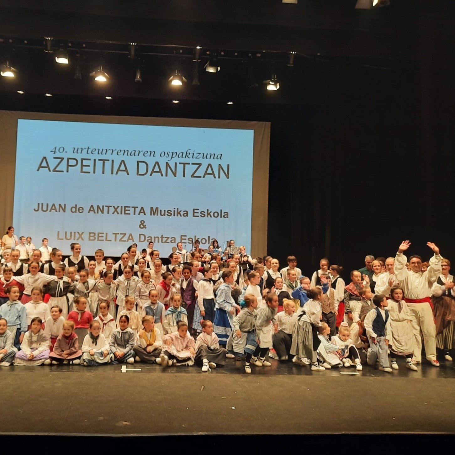 Lau emanaldirekin dator aurtengo Azpeitia Dantzan