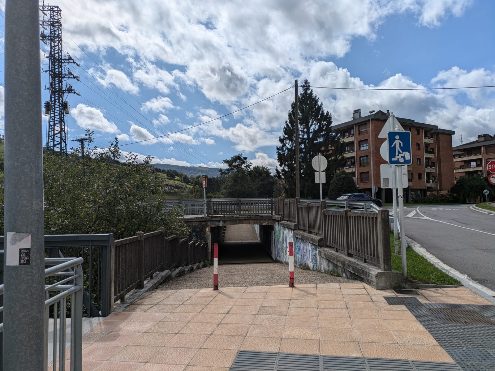 Lurpeko pasabidea, behin-behinean  zabalik oinezkoentzat