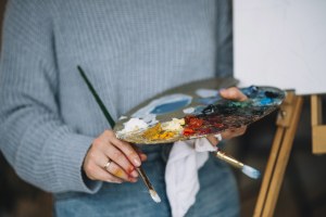 Marrazketa, puntua, joskintza, irudigintza zuri-beltzean eta ongizate emozionala lantzeko tailerrak antolatu dituzte