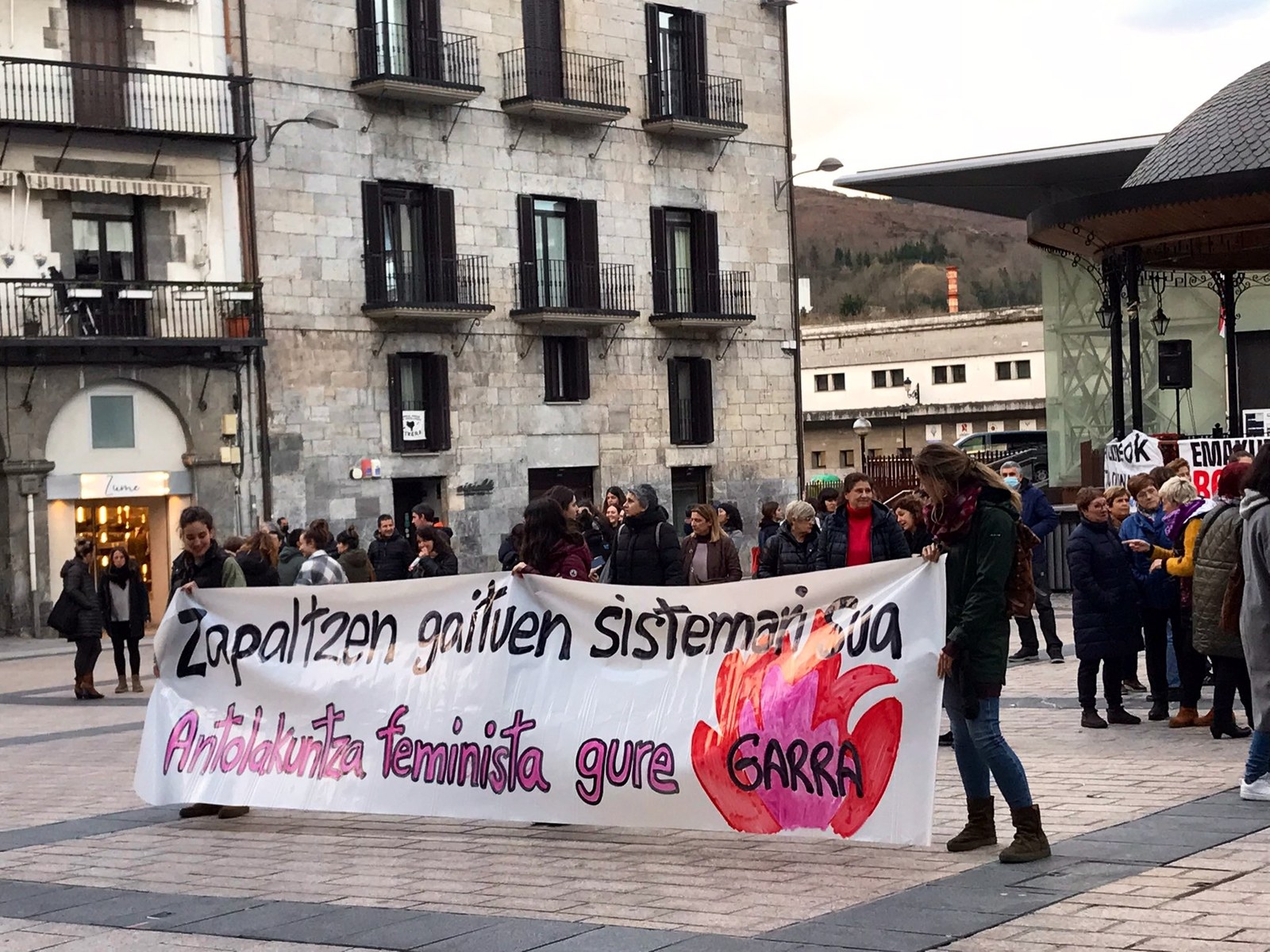 Martxoaren 8ko adierazpena aho batez onartu dute