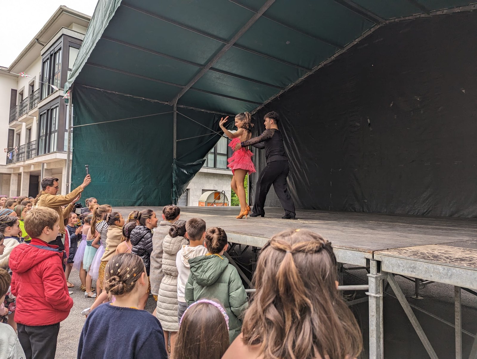 Nuarbeko festen aurretik, auzo lokalaren inaugurazioa
