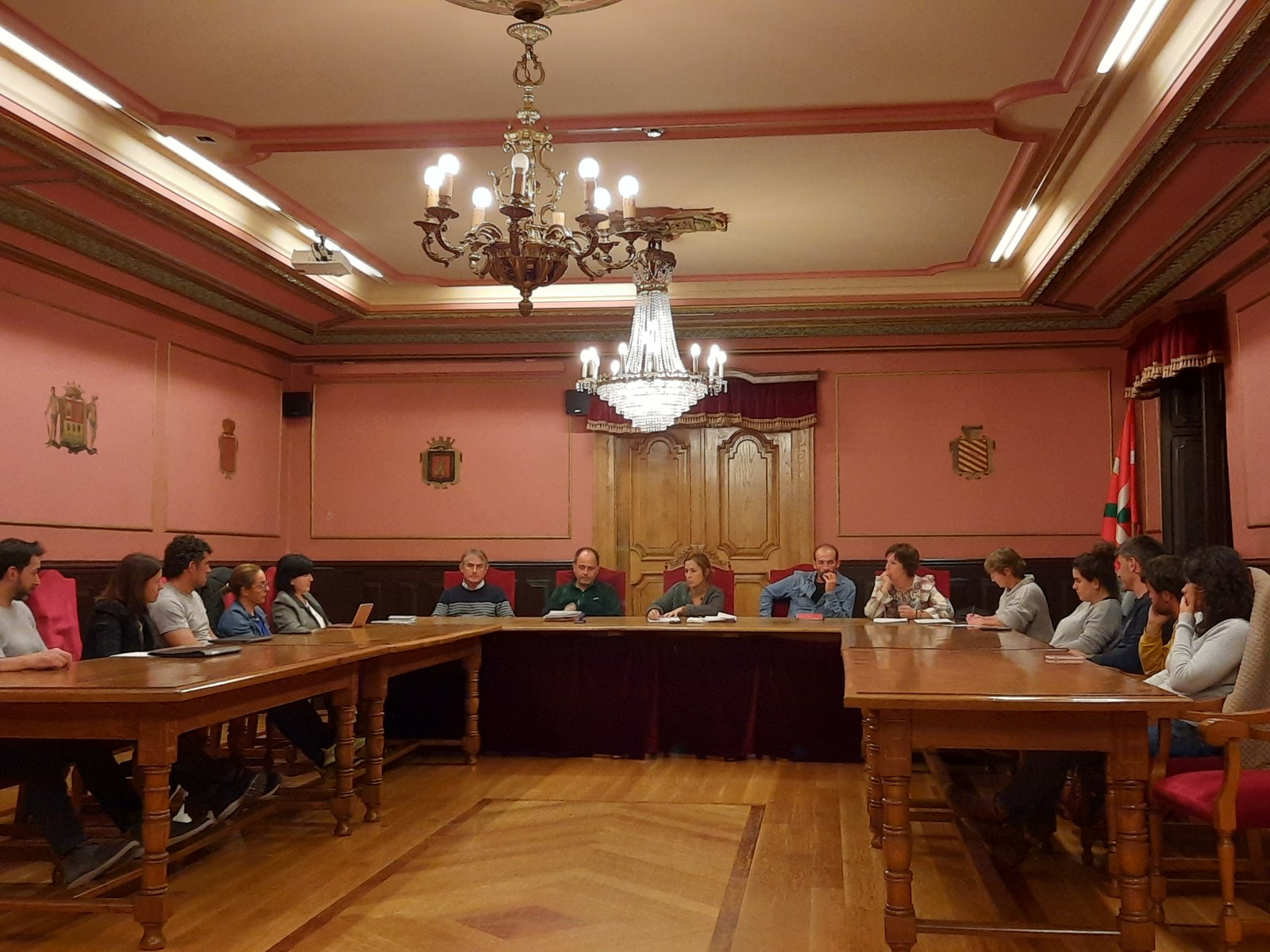 Osasun sistema indartu eta hainbat anbulatorioren itxieraren aurkako mozioa onartu du udalak