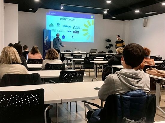 Merkatariak ere Ekindar azpeitiarren energia kooperatibarako aurreinskripzioa egiten hasi dira