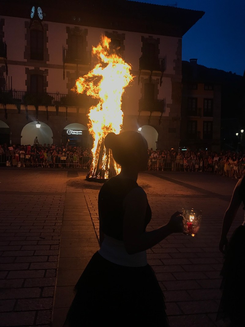 Sanjuan bezperan, suaren bueltan festan