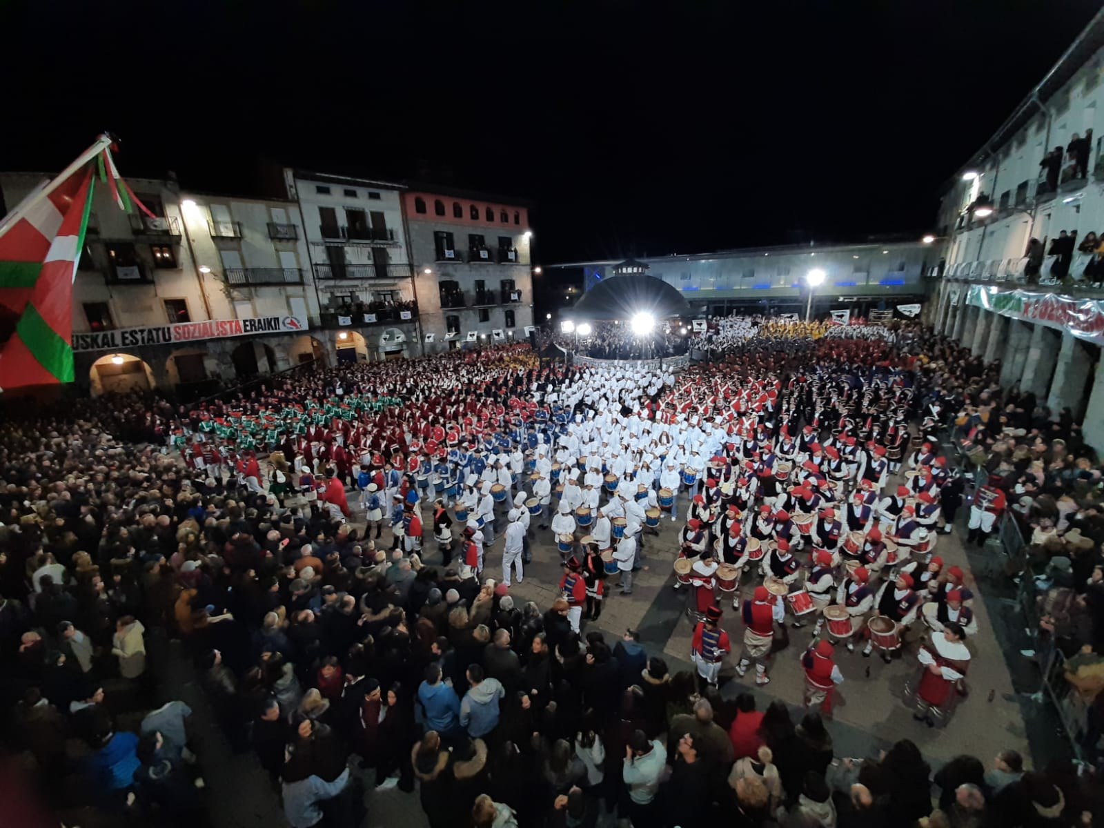 Sansebastian bezperan eta egunean danborrada udaletxetik ikusteko zozketan eman daiteke izena