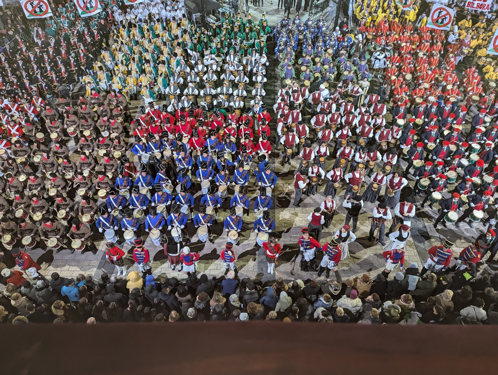 Sansebastianetako banderaren igoera edo jaitsiera udaletxeko balkoitik ikusi nahi?