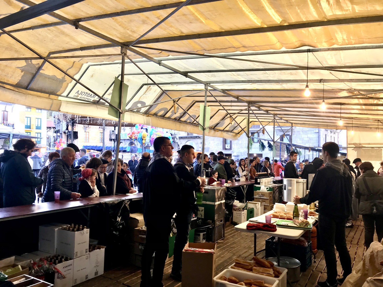 Santotomasetan txorizo zein barazki eta fruta postuak jartzeko izen ematea ireki da