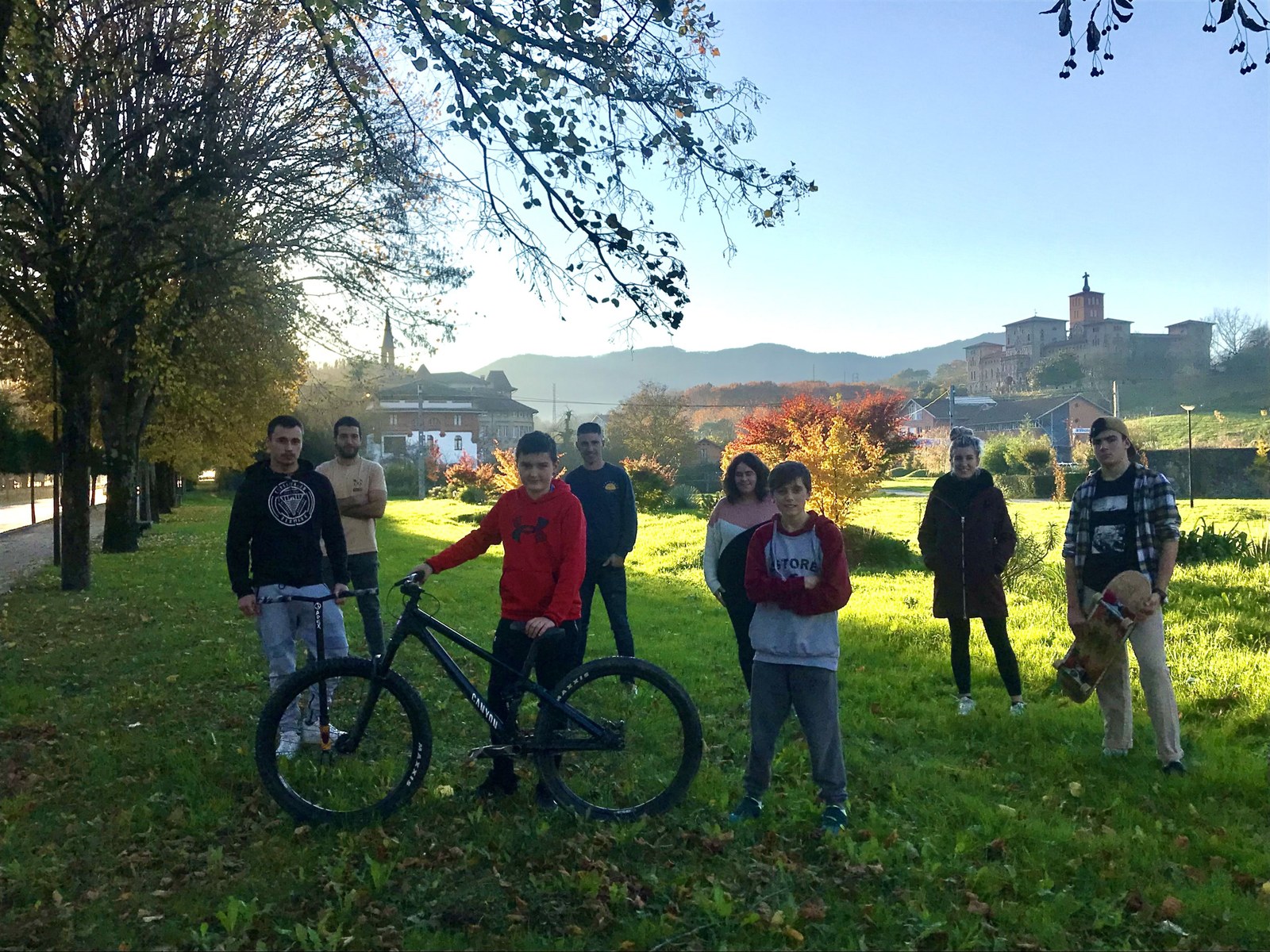 Skatepark berria Izarraizko Atea parkean egitea adostu dute zaletuek eta udalak