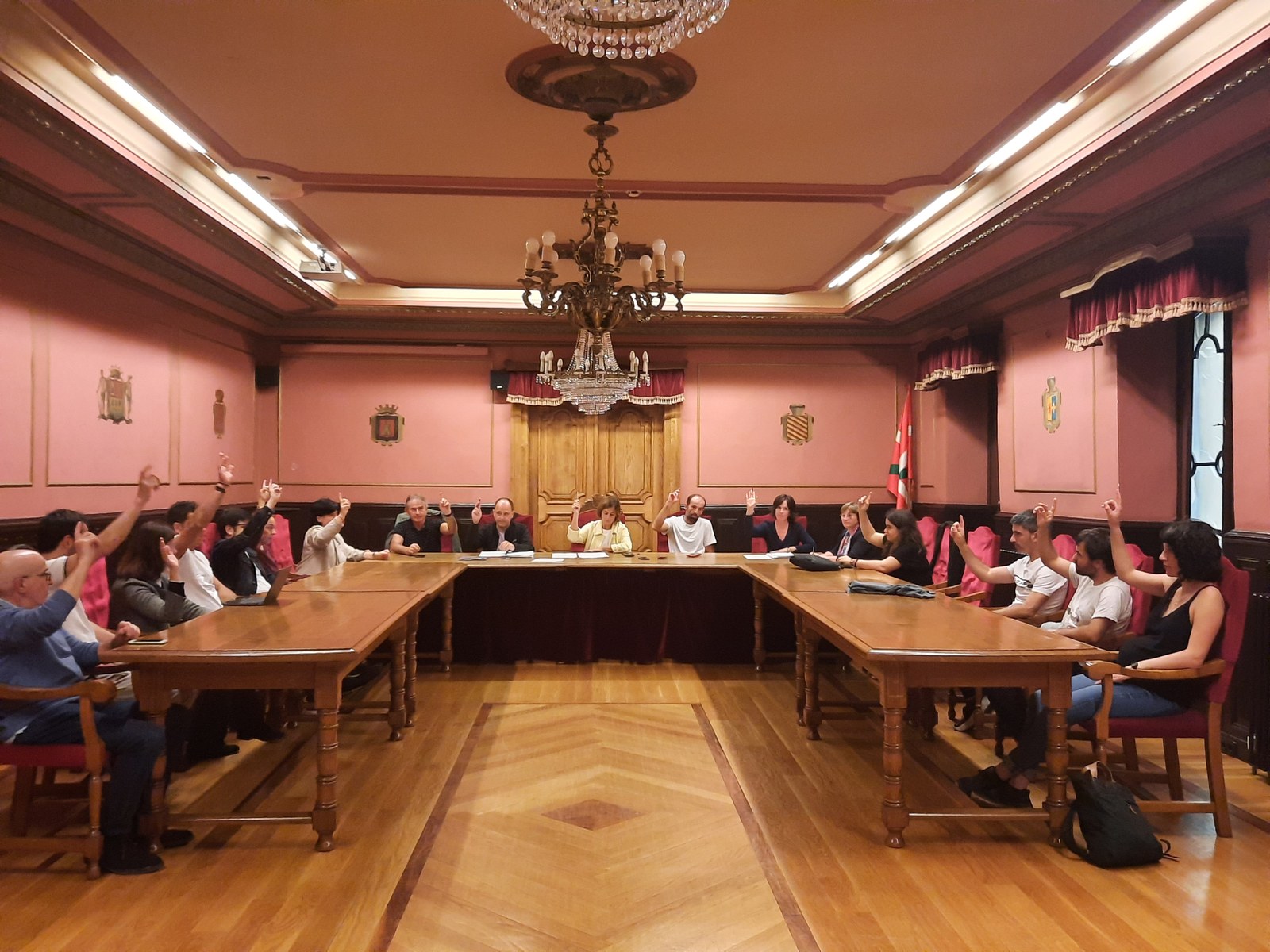 Tasa eta zerga gehienak bere horretan mantendu eta energia berriztagarriak ezartzeko hobariak indartu dira