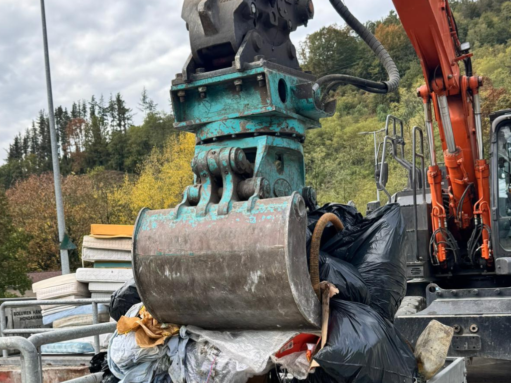 Tona bat zabor atera dute Urola eta Ibaieder ibaietatik