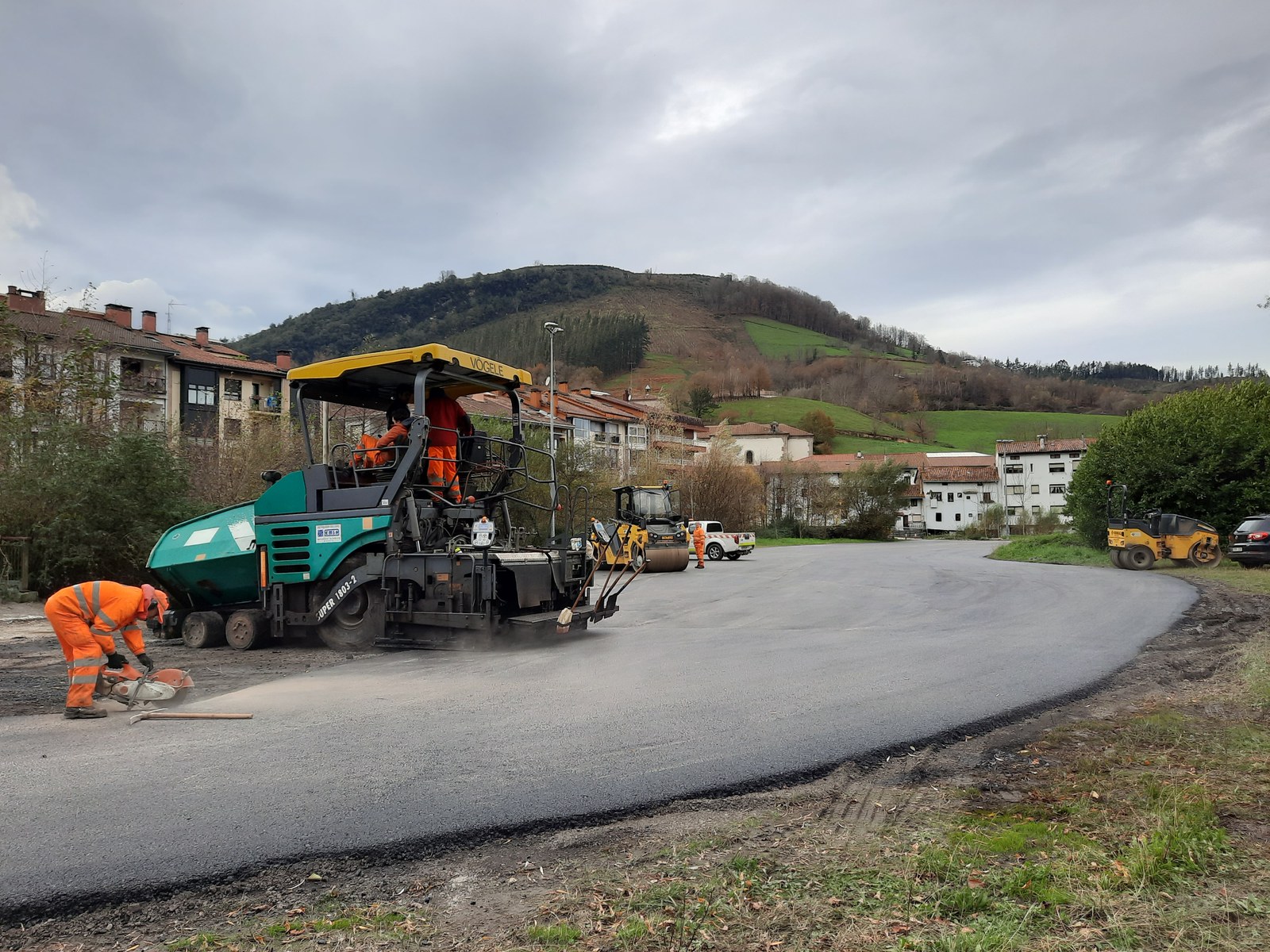 Txorietxeko aparkalekua asfaltatzen ari da udala