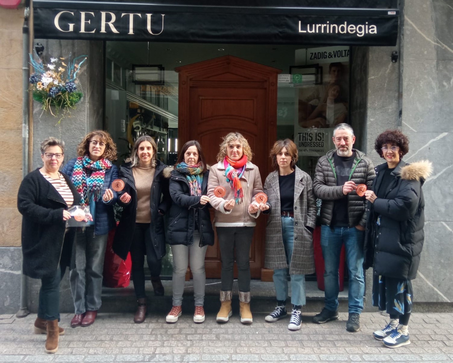 Udal eraikin, denda eta tabernetako telefonoak erabili ahal izango dituzte gaztetxoek, mugikorra izateko adina atzeratzeko