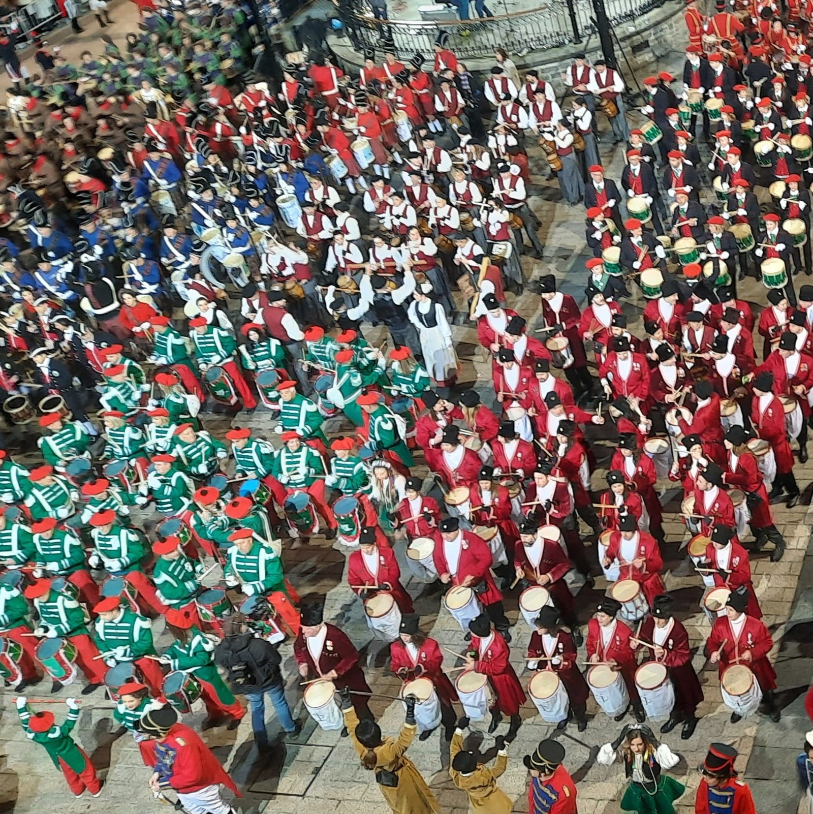 Udaletxeko balkoian, tokia garesti