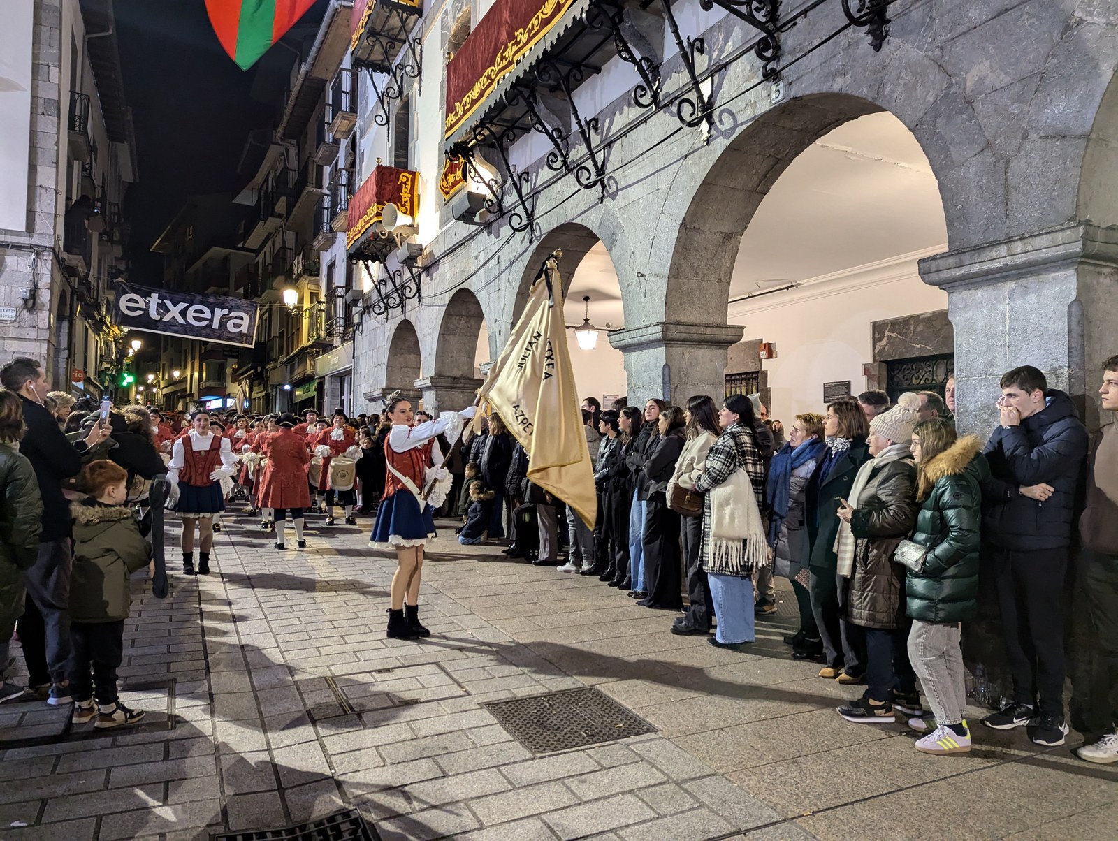 Udaletxeko balkoian, tokia urri