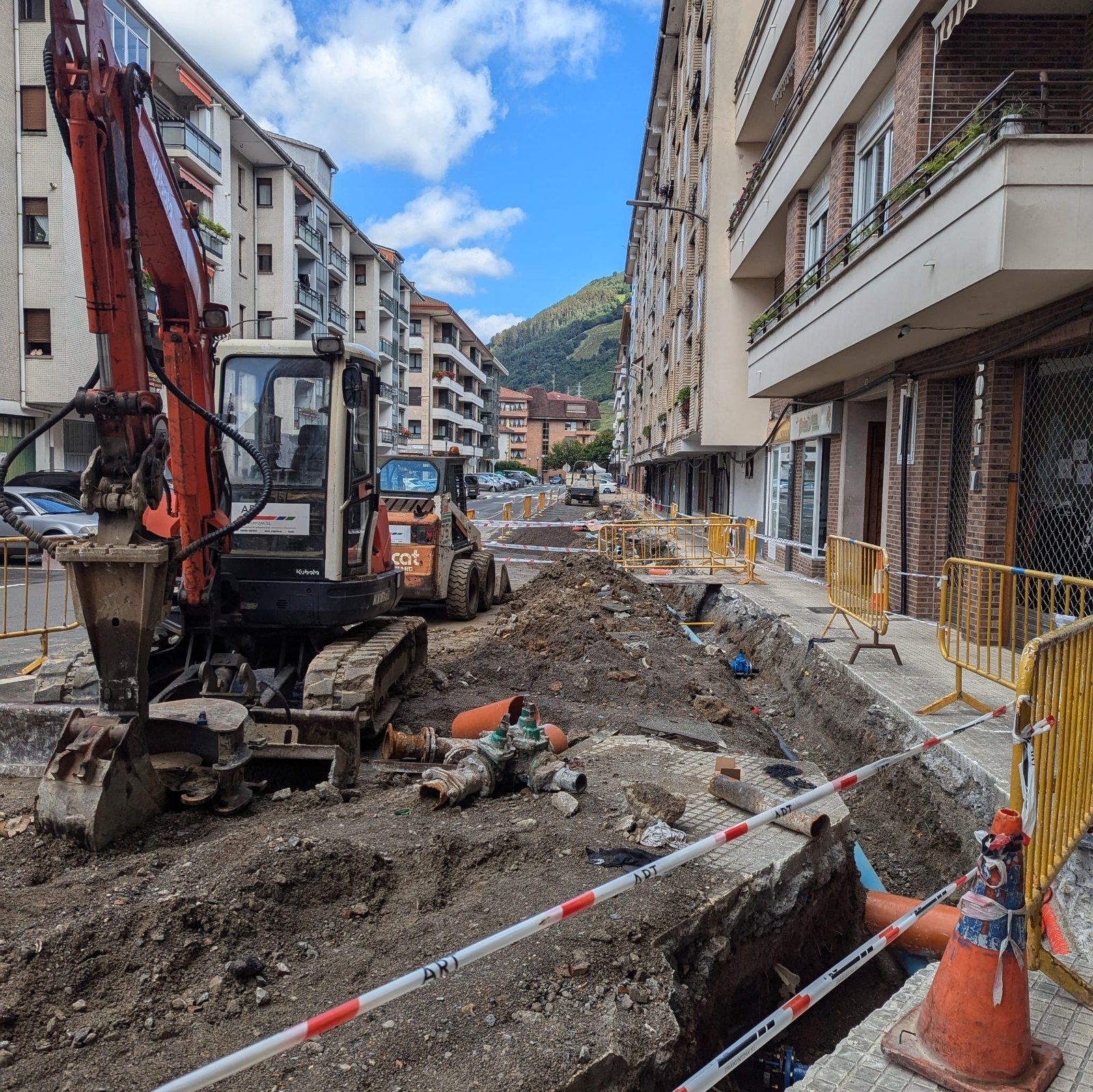 Ur hoditeria eta espaloia berritzen ari dira Paulo VI. auzoan