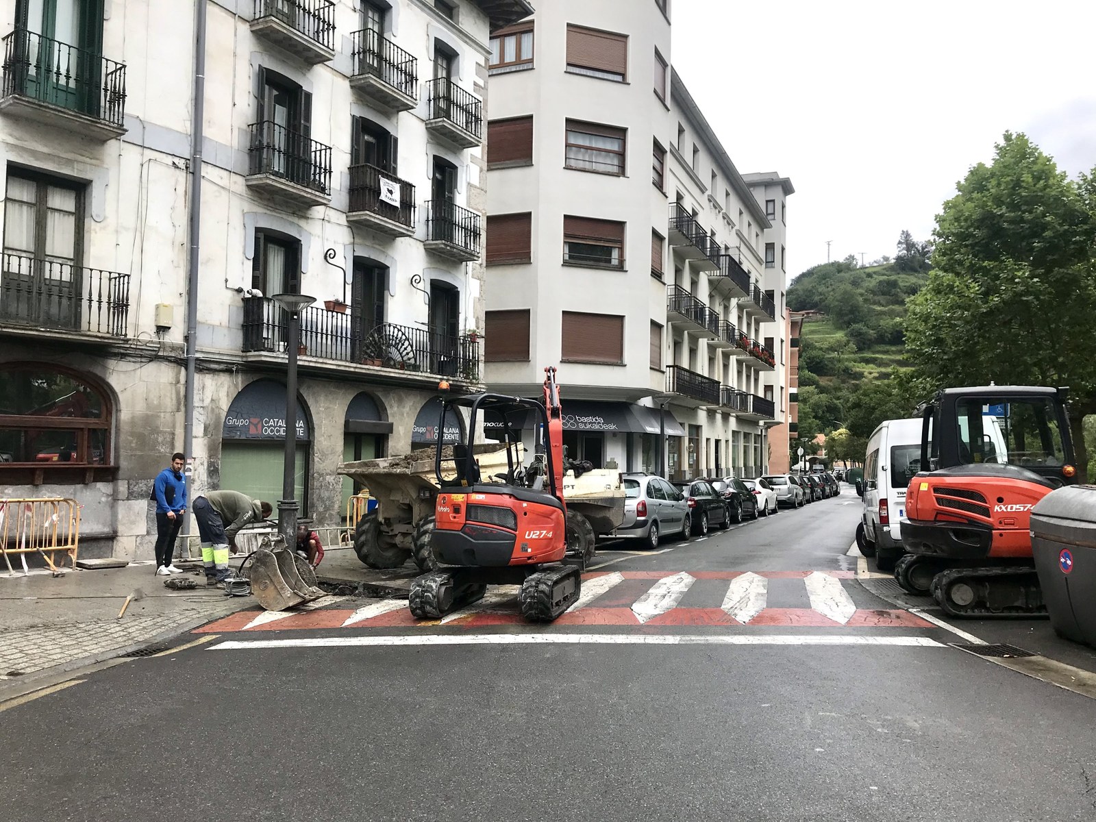 Ur saneamendu sarea hobetzeko obrak abian dira Perez Arregi Plazan