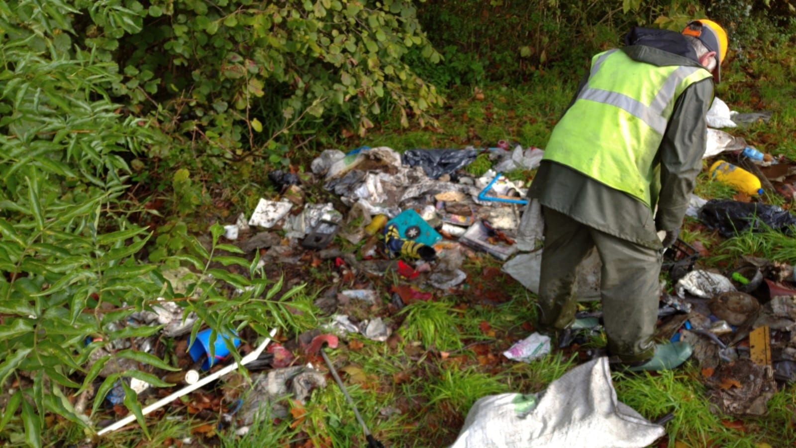Urola ibaia balioan jarri eta garbi mantentzeko lanean
