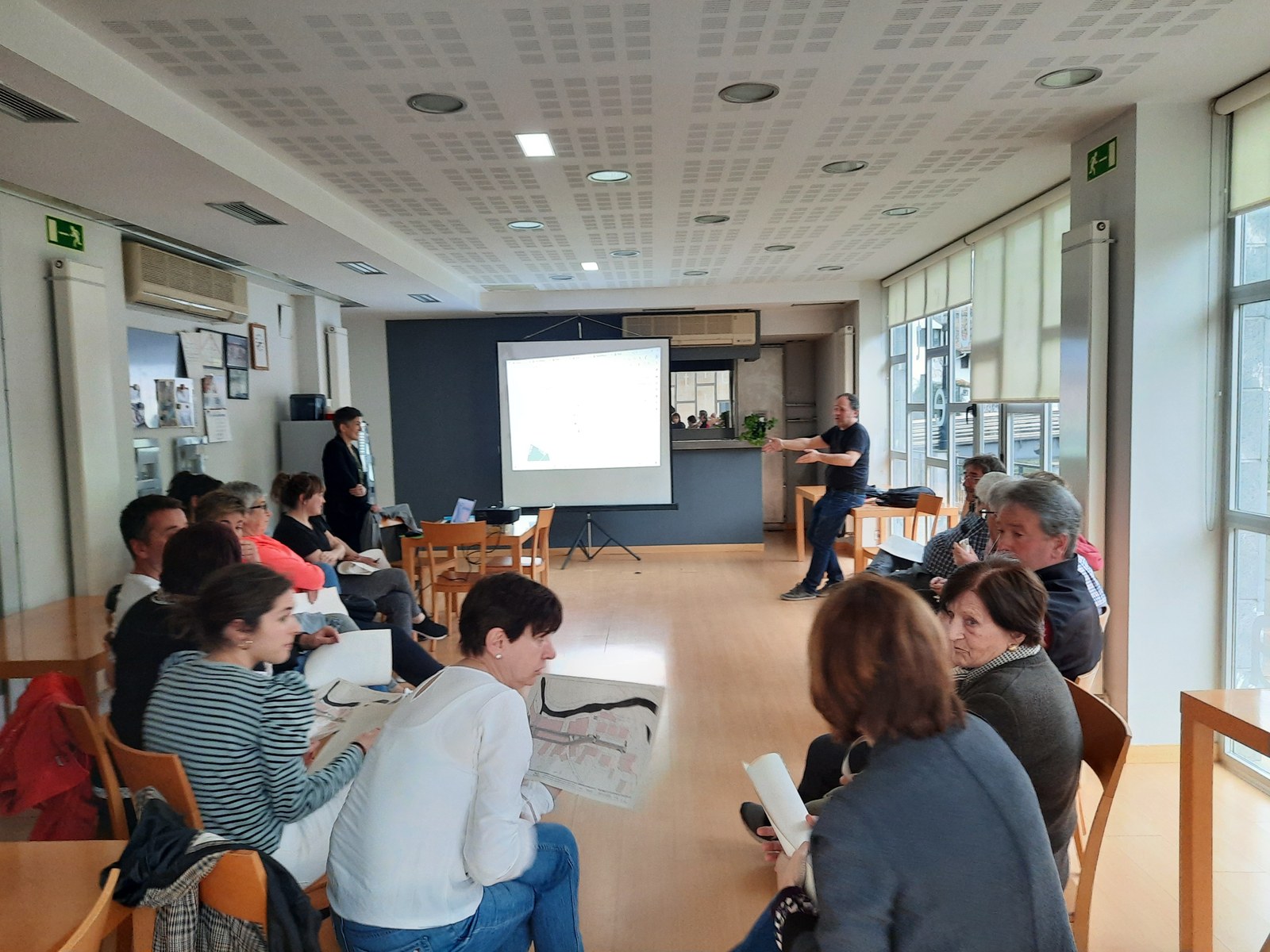 Urrestillako kaskoko berrurbanizaziorako proiektua ezagutu eta ekarpenak egiteko aukera izan dute bizilagunek