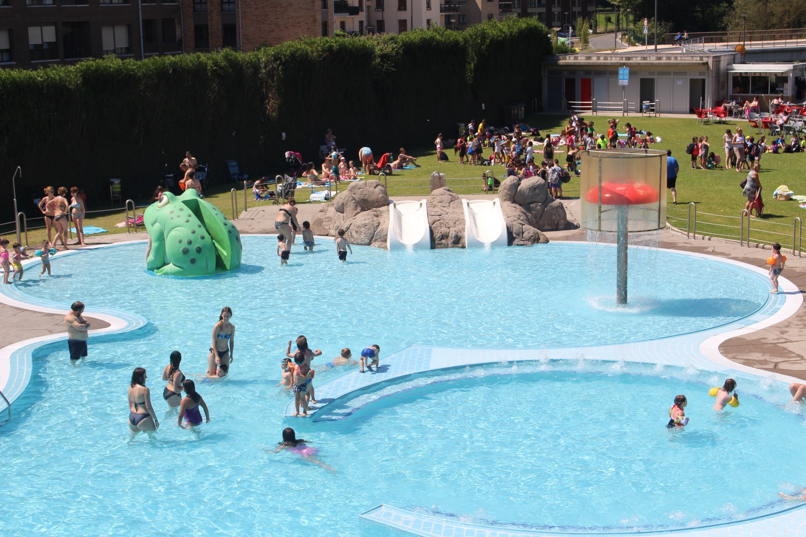 Zapatutik irailaren 11ra bitartean irekita izango da kanpoko igerilekua