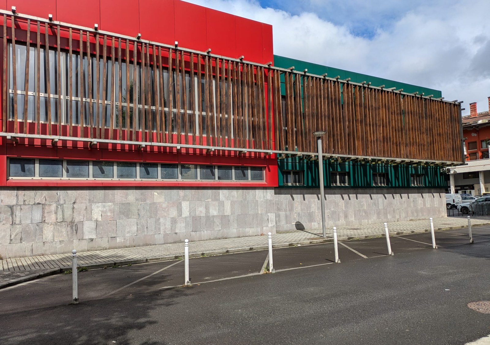 Zortzi aparkaleku gehiago, epaitegiaren ondoan